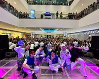 “HORI7ON Shines Bright: Drawing Massive Crowds at SM Super Malls for Fan Signing Events”