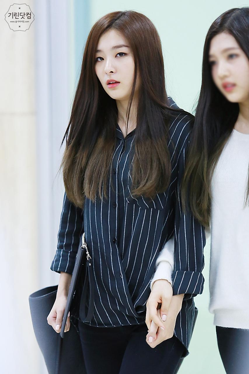  K Pop  Idol With Fabulous Airport Fashion  Red Velvet 