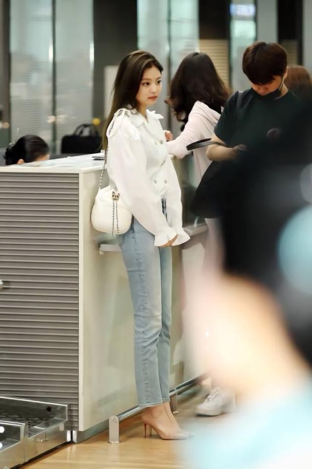 jennie with chanel bag