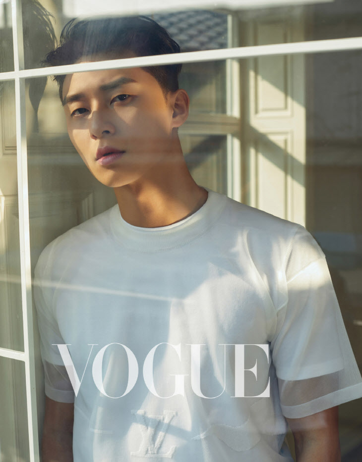 park-seo-joon-for-vogue-taiwan-magazine-cover-april-2019-issue