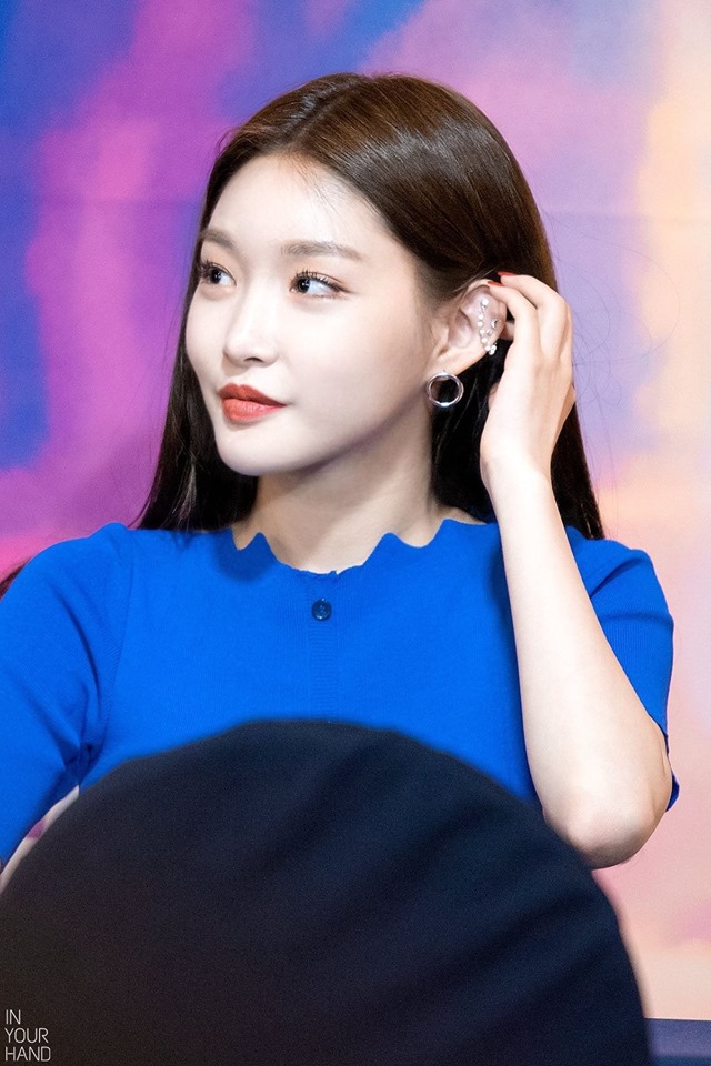 Fans Compile Unique Ear Piercings Of Numerous K Pop Female Idols Up Station Malaysia - ear piercer roblox id