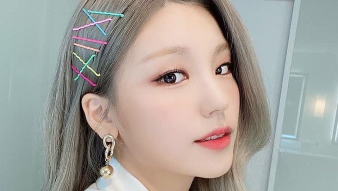 Itzy S Yeji Shows Off Lovely Selfies With Colorful Hair Pins Kpopmap