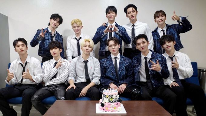 CARAT Celebrate SEVENTEEN s Third Win With  Rock With You  After The Group Beats IU  AESPA   More On  Show Champion  - 37