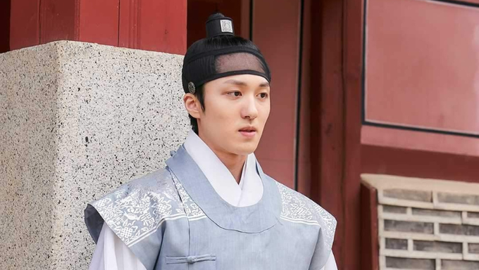 SF9 s Chani Puts His Versatility On Full Display In  Under The Queen s Umbrella  - 61