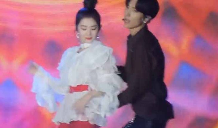 Red Velvet Fans Think Super Junior's LeeTeuk 'Touched' Irene Inappropriately During 'Lo Siento' Stage
