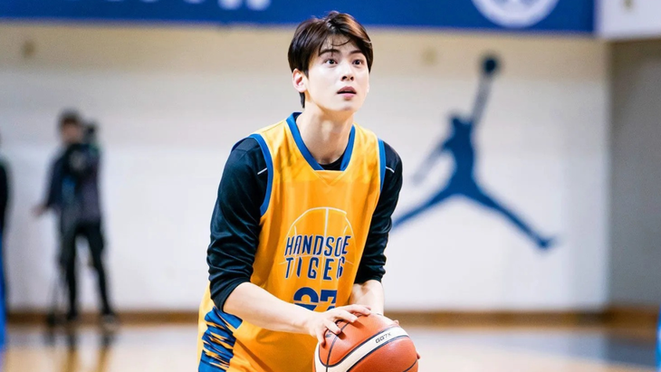 6 Male K-Celebs In Basketball Jerseys Who Look Like They Belong In An AU Fan Fiction