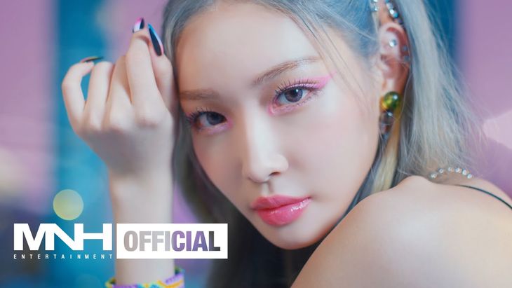 ChungHa &#8211; &#8216;Sparkling&#8217; M/V