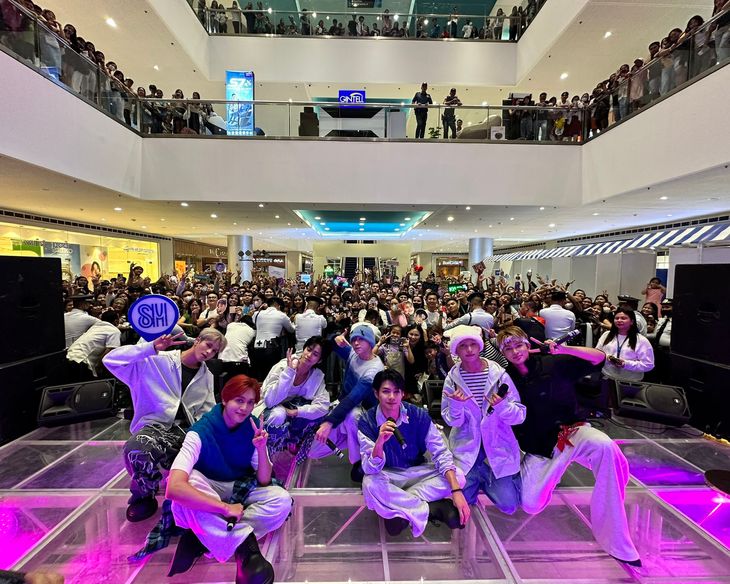 “HORI7ON Shines Bright: Drawing Massive Crowds at SM Super Malls for Fan Signing Events”