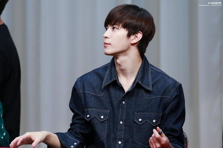 7 Male K-Pop Idols With Razor Sharp Jawlines