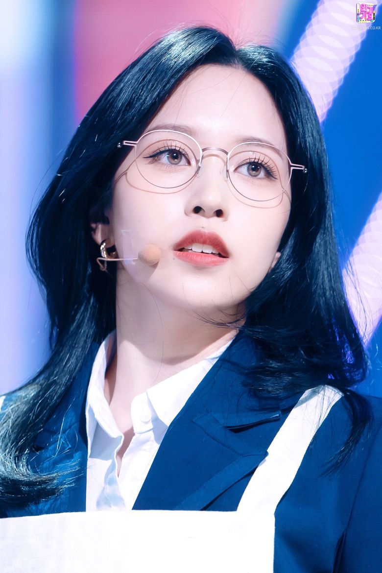  5 Female K-Pop Idols Who Exude An Air Of Elegance With Glasses On