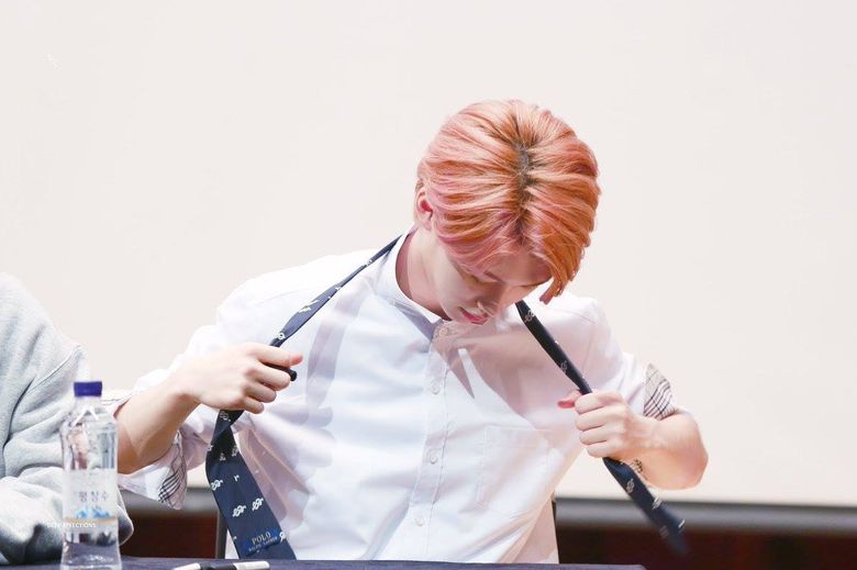 Stray Kids’ Felix Causes Fans To Hold Their Breath While Untying A Tie