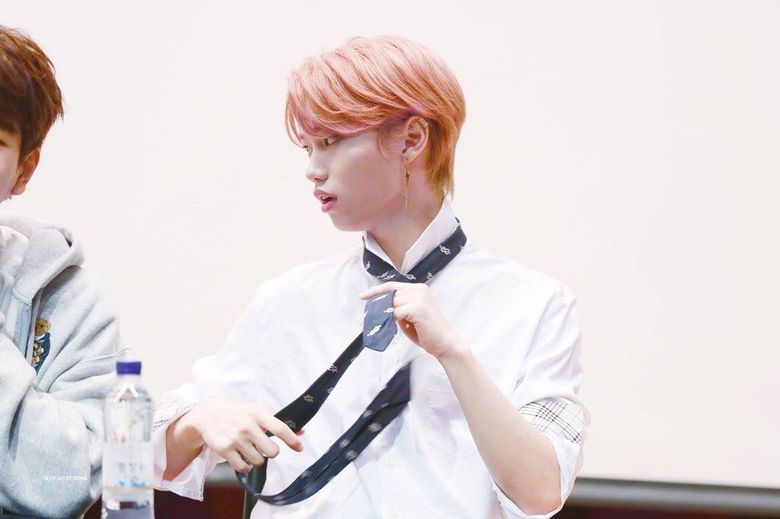 Stray Kids’ Felix Causes Fans To Hold Their Breath While Untying A Tie