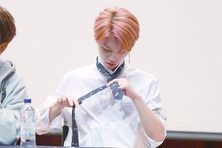 Stray Kids’ Felix Causes Fans To Hold Their Breath While Untying A Tie