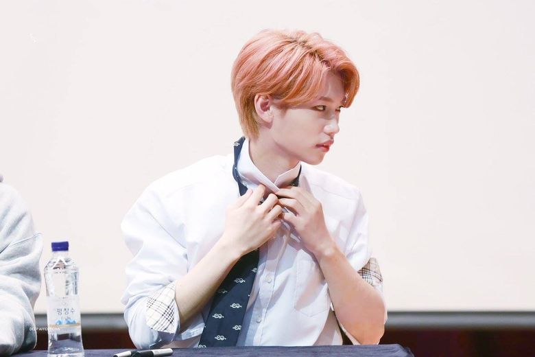 Stray Kids’ Felix Causes Fans To Hold Their Breath While Untying A Tie