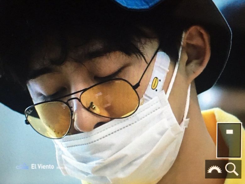 iKON’s B.I Gains Attention For His Adorable Airport Fashion