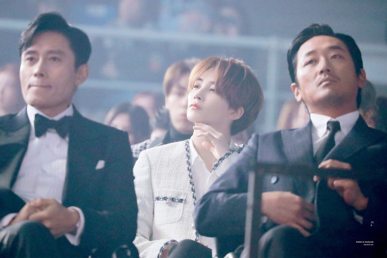 SEVENTEEN’s JeongHan Beauty Shines In The Middle Of Lee ByungHun And Ha JungWoo At AAA