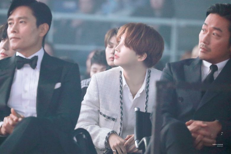 SEVENTEEN’s JeongHan Beauty Shines In The Middle Of Lee ByungHun And Ha JungWoo At AAA