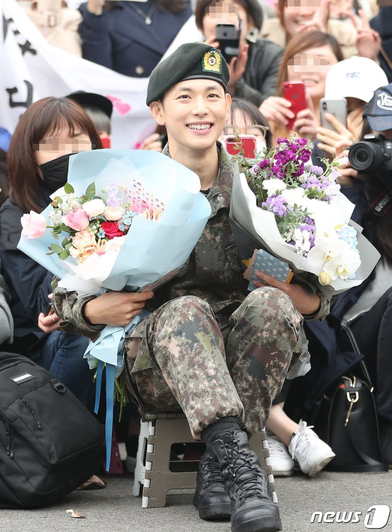 Im SiWan Completes His Military Service With Smiles On His Face