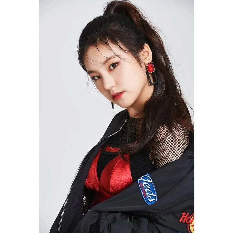 Pre-debut Profile Photos Of ITZY Released Online, Including Jeon SoMi