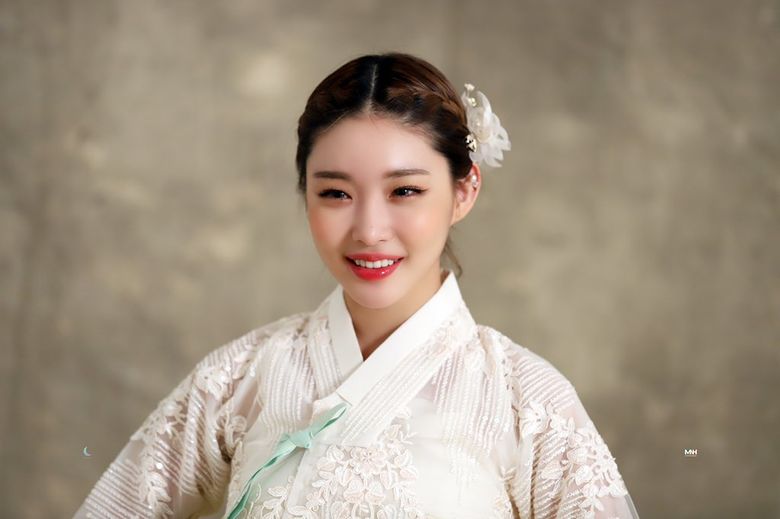 29 K Pop Idols And Groups Who Look Fabulous In Traditional And Modern Hanbok  - 17