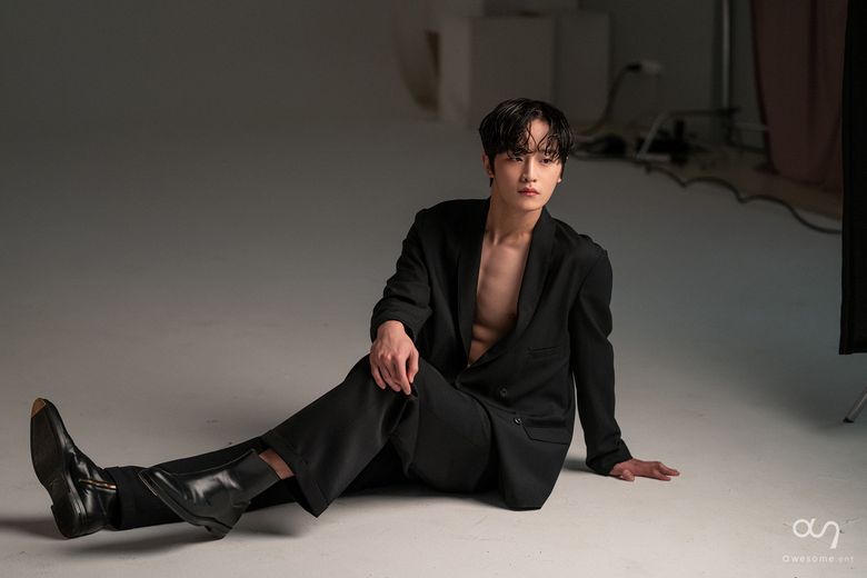 Melting Hearts: 186cm Actor Kim DoWan Reveals Chocolate Abs For Photoshoot