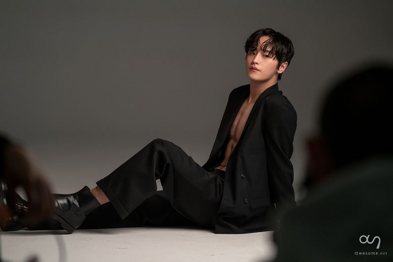 Melting Hearts: 186cm Actor Kim DoWan Reveals Chocolate Abs For Photoshoot