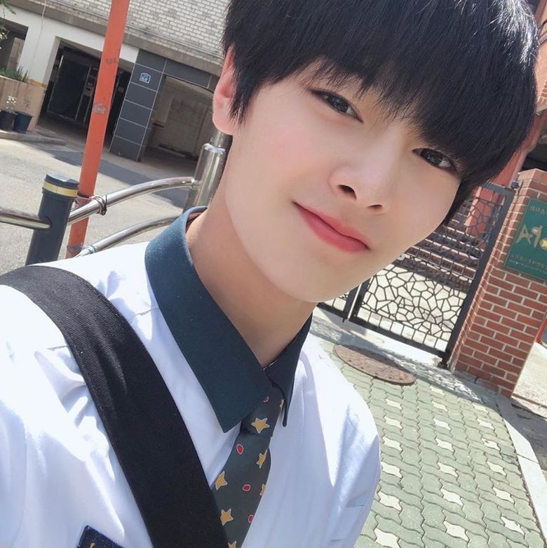 Stray Kids' I.N Gains Attention For His Bright And Fresh Uniform Selfies