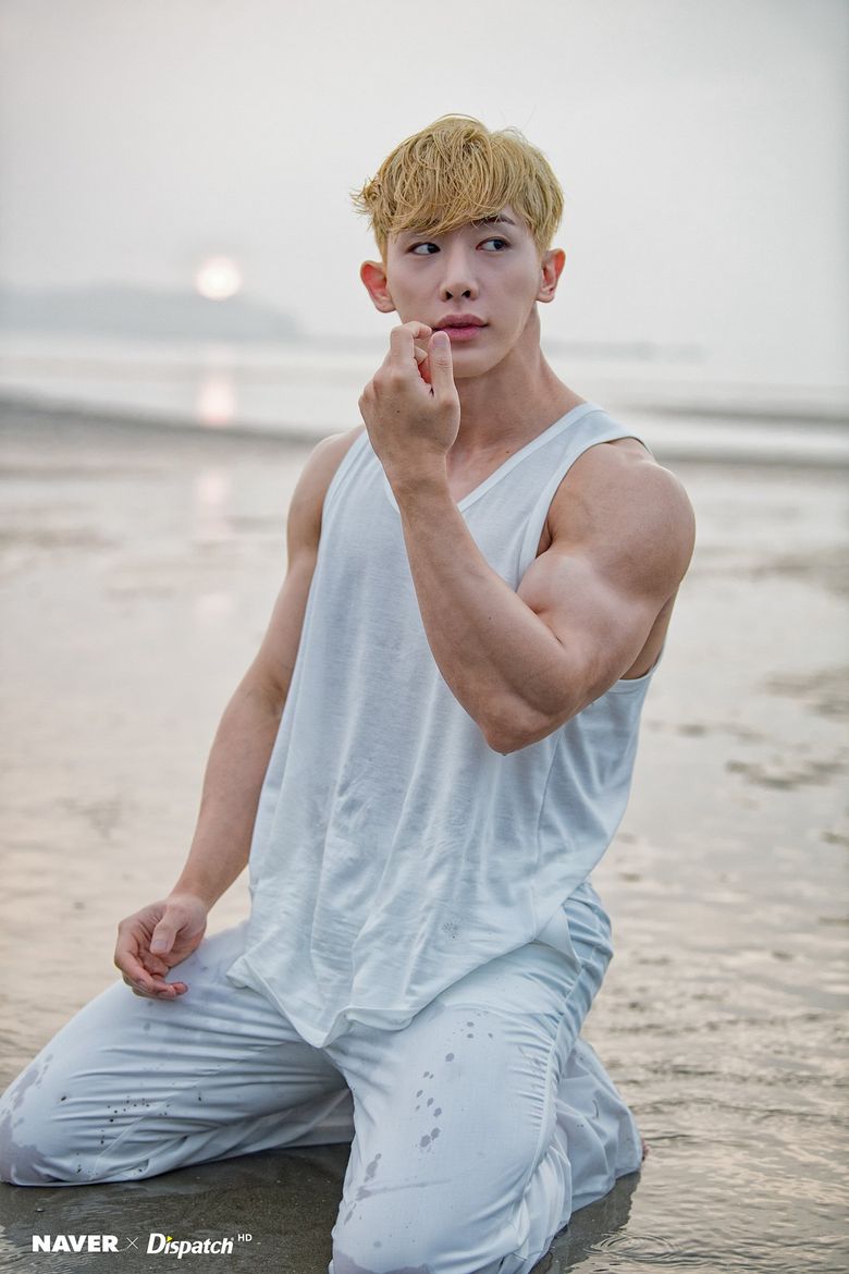 WonHo Takes Breathtaking Pictures By Sunset Beach  - 40