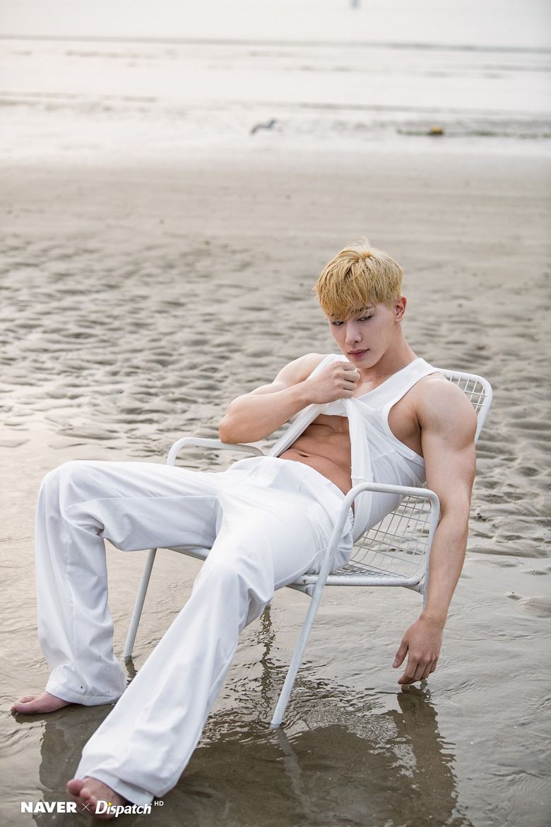 WonHo Takes Breathtaking Pictures By Sunset Beach  - 87