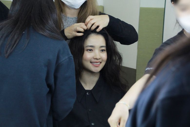 Kim TaeRi, Photoshoot Behind-the-Scene - Part 2 - TRENDS - All the ...