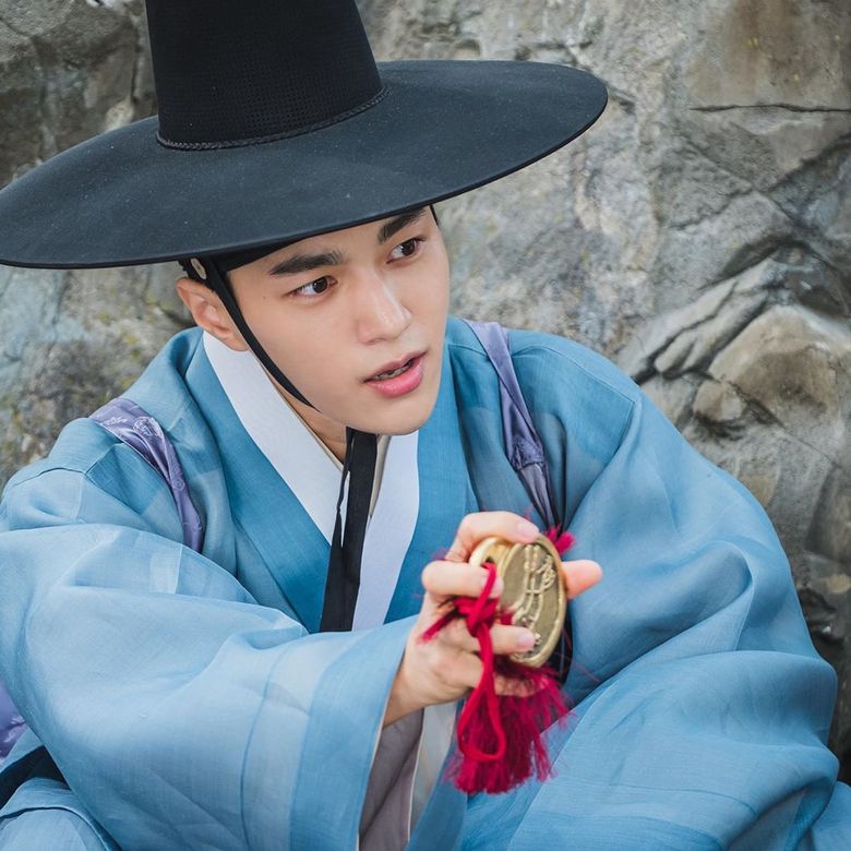 3 Handsome Hanbok Looks Of Kim MyungSoo Ahead Of  Secret Royal Inspector  Premiere  - 40