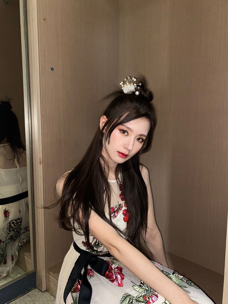 Netizens Question  G I DLE s MiYeon If She Is A Game Character After Alluring Photos  - 24