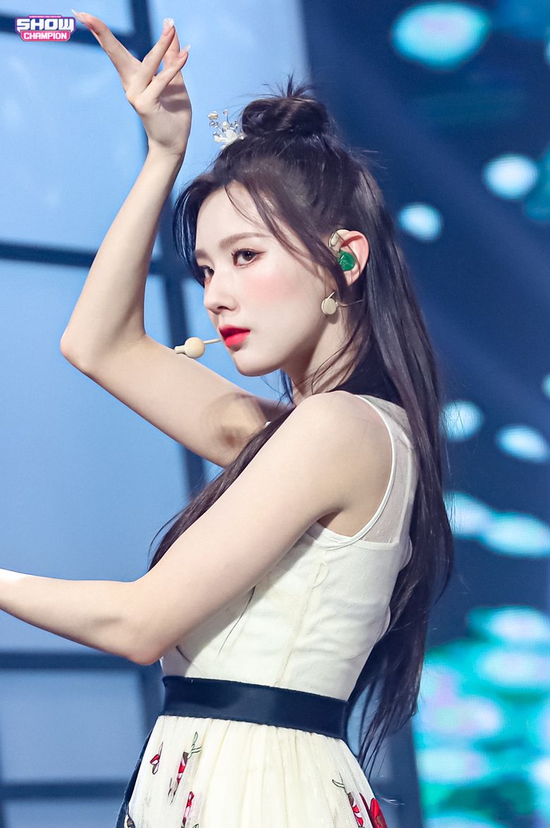 Netizens Question  G I DLE s MiYeon If She Is A Game Character After Alluring Photos  - 76