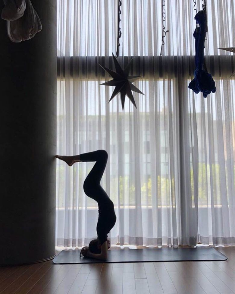 asepa s Karina Surprises Many With Her Stunning Physique While Doing Aerial Yoga  - 4