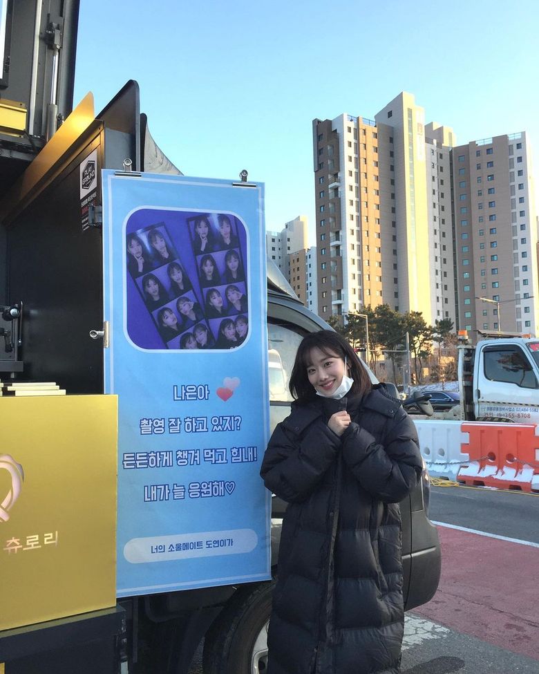 Weki Meki's DoYeon Shows Support And Friendship For April's NaEun With Coffee Truck