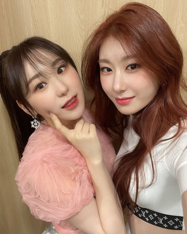 IZ ONE s ChaeYeon And ITZY s ChaeRyeong Snap Selfies Together In Backstage Of  30th Seoul Music Awards 2021   - 79