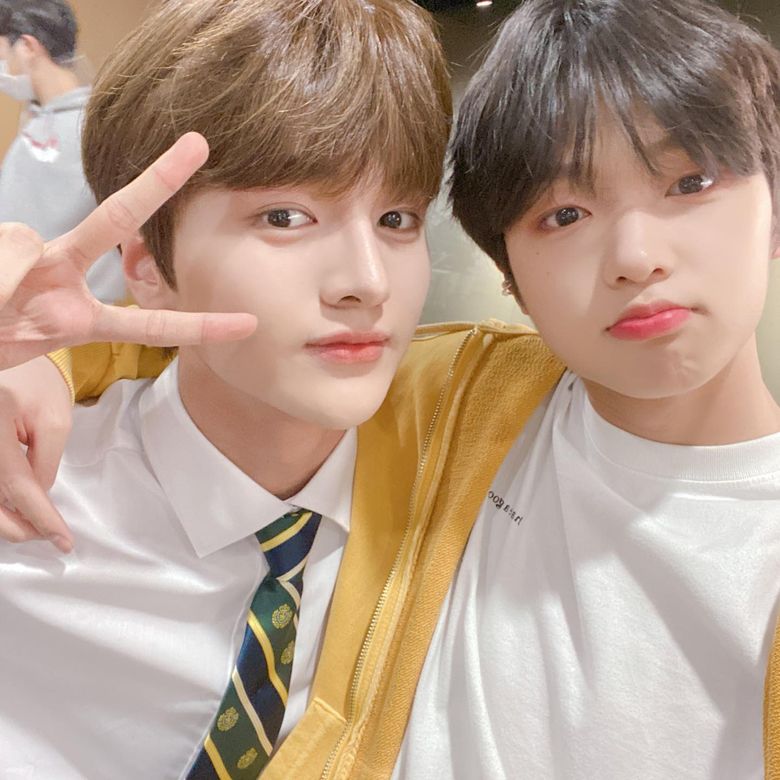 MIRAE s Son DongPyo Takes Photos With Participants From  Produce X 101  At Backstage Of Music Shows - 37