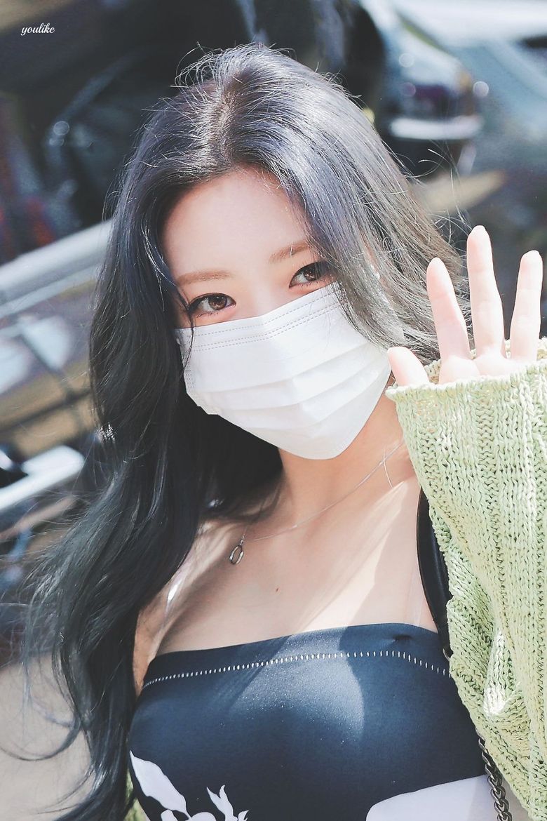 Netizens Comment On How Even The Mask Can t Hide ITZY s YuNa Stunning Visuals  - 50