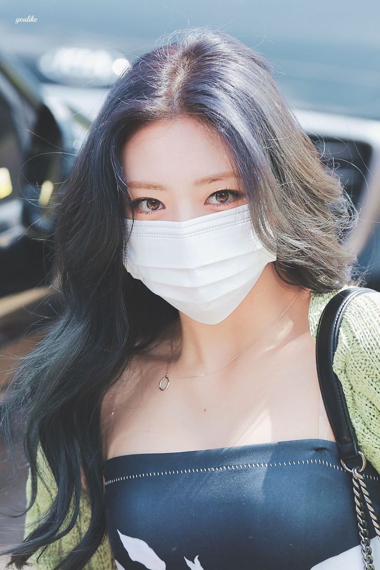 Netizens Comment On How Even The Mask Can t Hide ITZY s YuNa Stunning Visuals  - 51