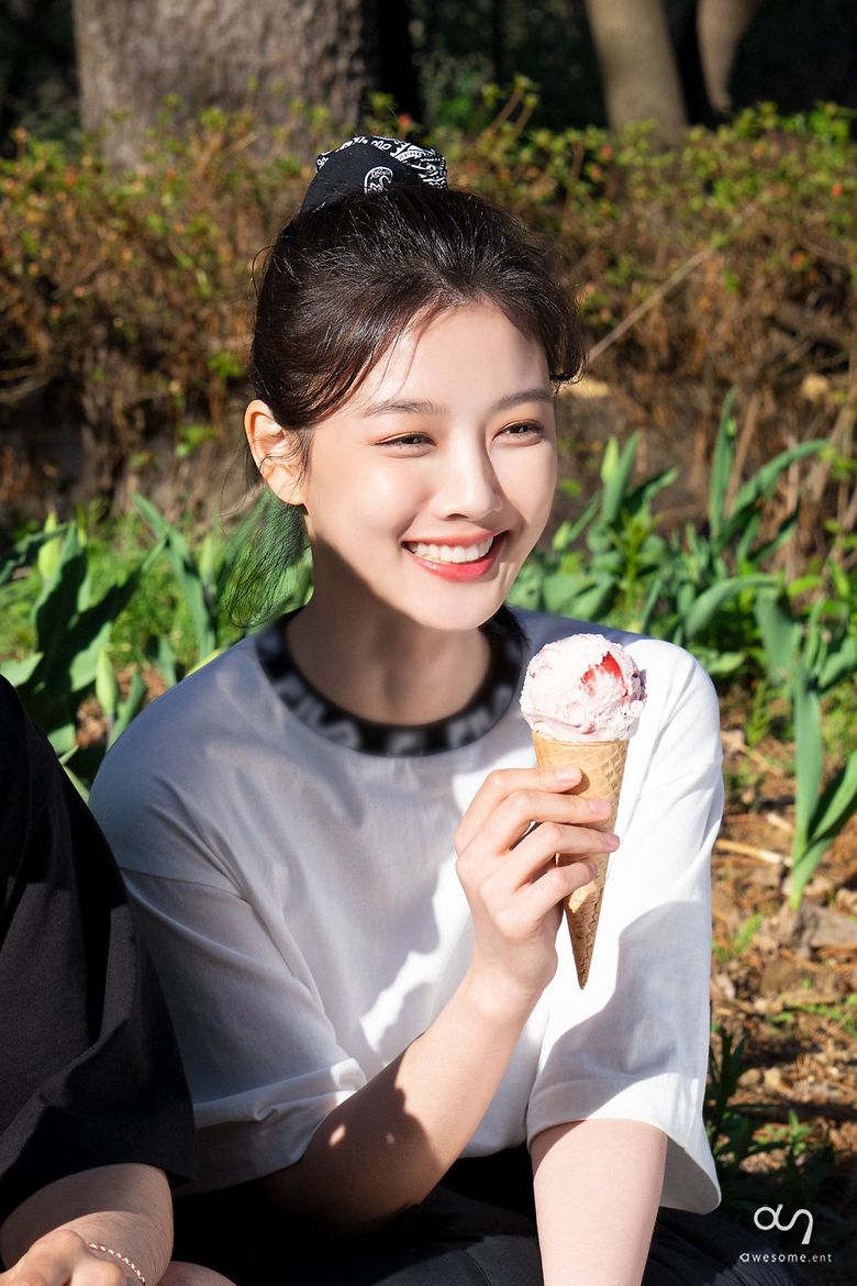 Kim YooJung, Photoshoot Behind-the-Scene - Part2