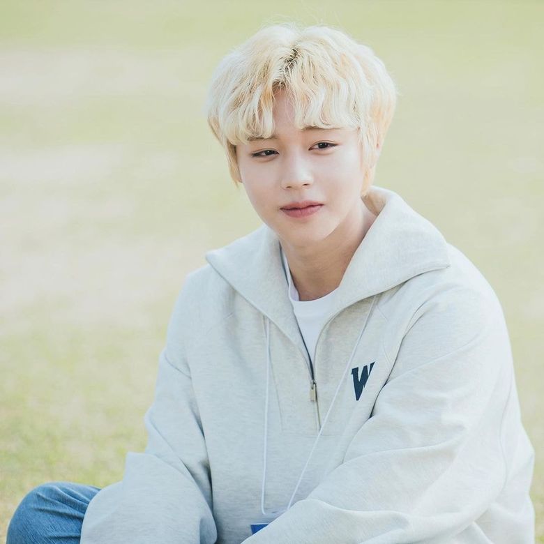 Netizens Find Park JiHoon Cute   Handsome In First Stills Of  Blue Spring From A Distance   - 4