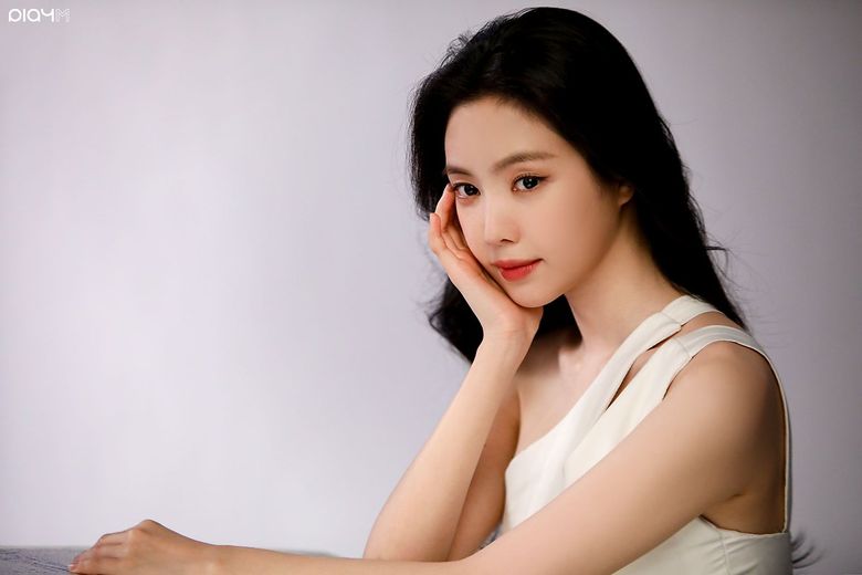 Son NaEun, Photoshoot Behind-the-Scene - Part 2