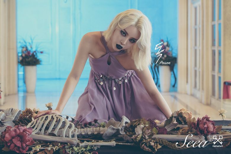 Pink Fantasy 1st EP : Alice In Wonderland "Poison" Concept Photo