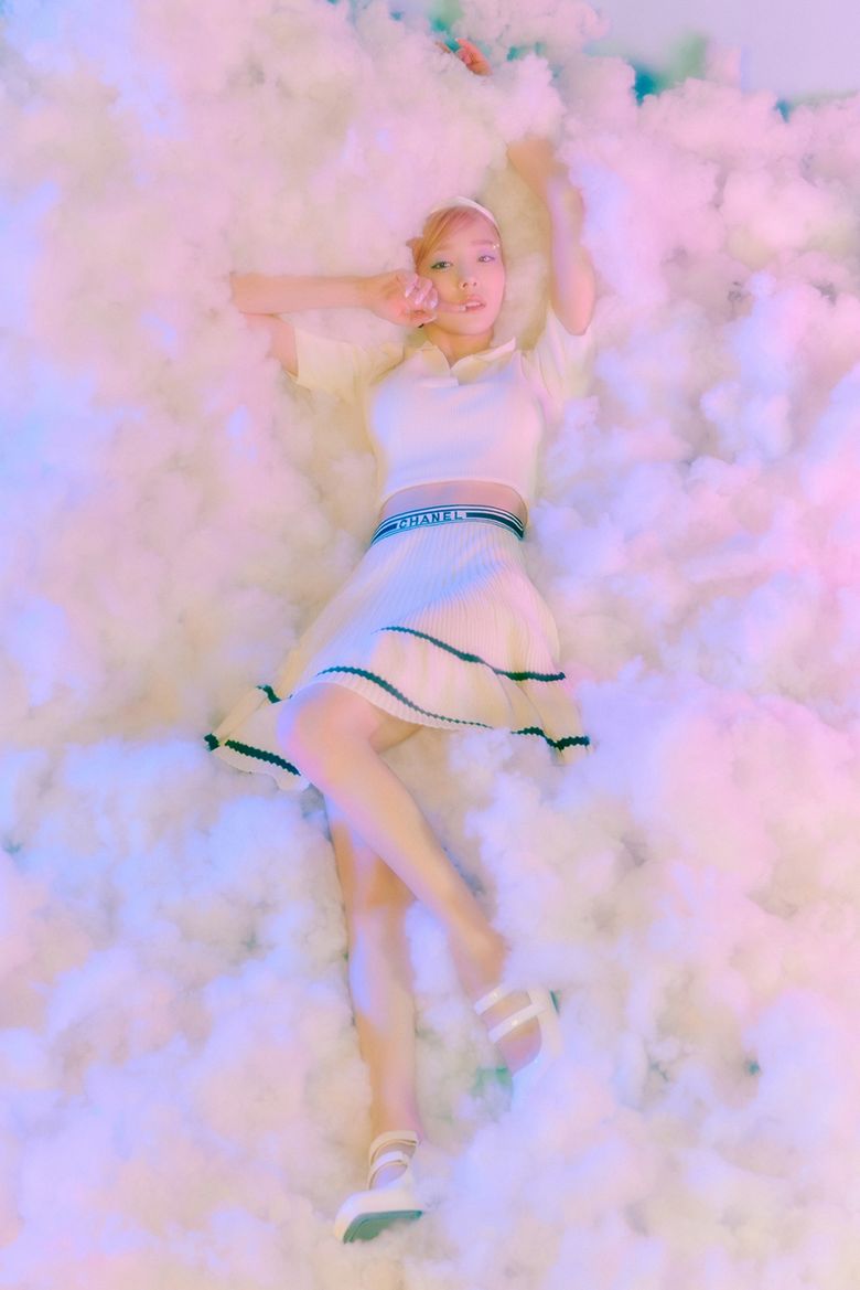 Girls Generation's TaeYeon Single Album "Weekend" Concept Photo #2