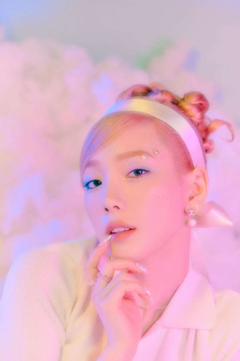 Girls Generation's TaeYeon Single Album "Weekend" Concept Photo #2