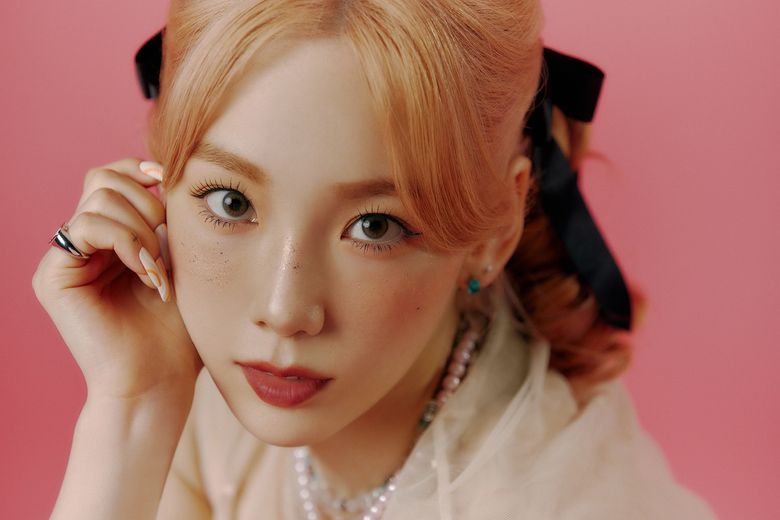 Girls Generation's TaeYeon Single Album "Weekend" Concept Photo #2