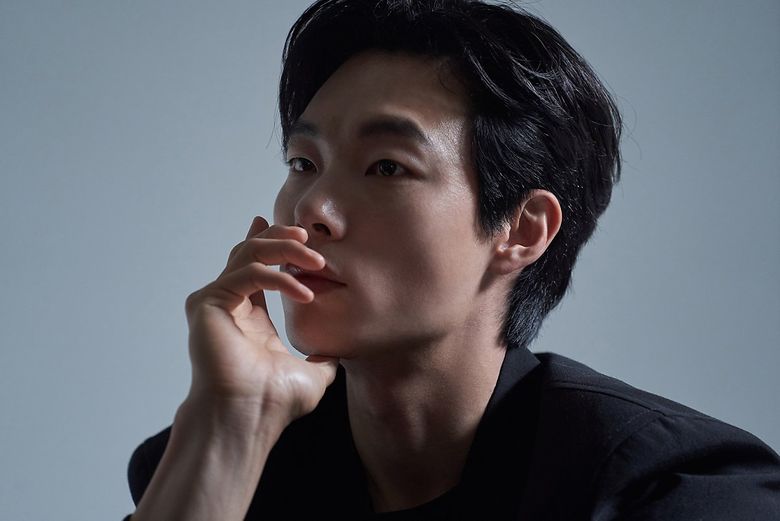 Ryu JunYeol For VOGUE Korea Magazine July Issue Behind-the-Scene