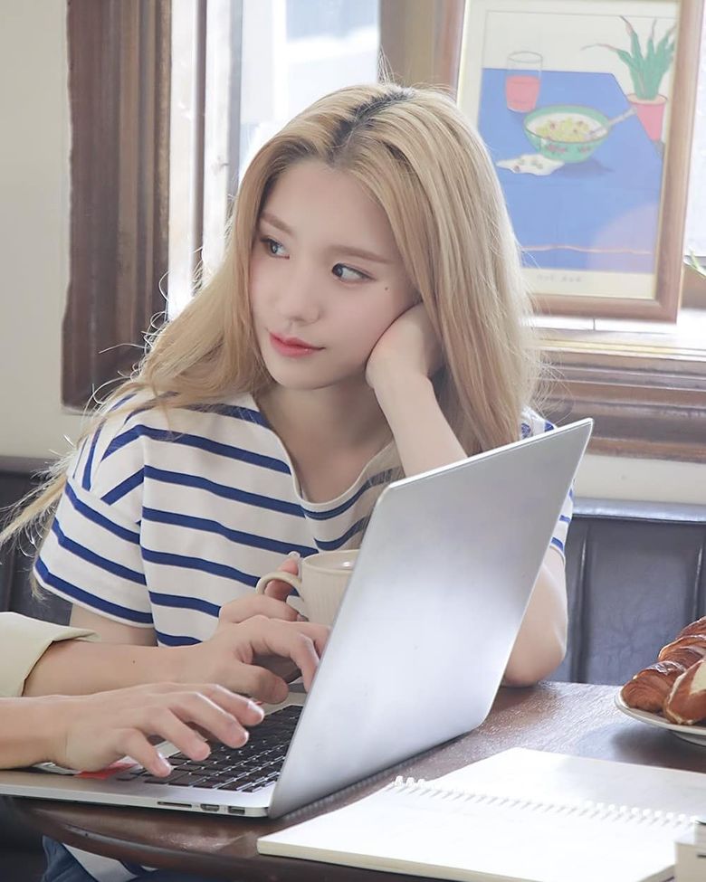 LOONA s HeeJin Is The Perfect Girlfriend And Here Are 5 Photos That Will Tell You Why - 27