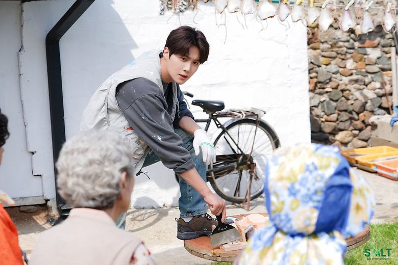 Kim SeonHo, Drama "Hometown Cha-Cha-Cha" Set Behind-the-Scene - Part 1