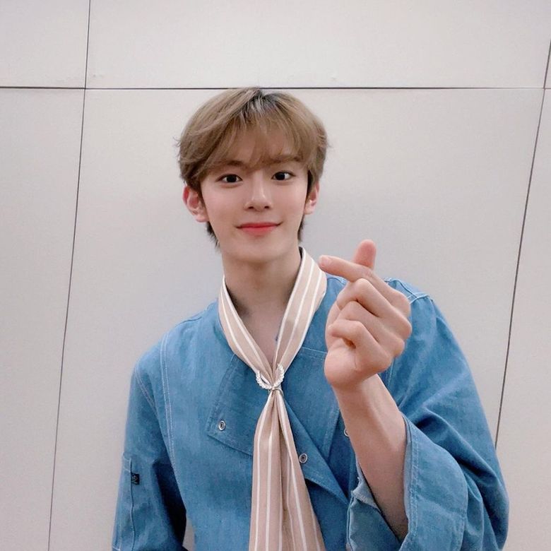  8 Moments When VERIVERY's KangMin Sent Us Finger Hearts